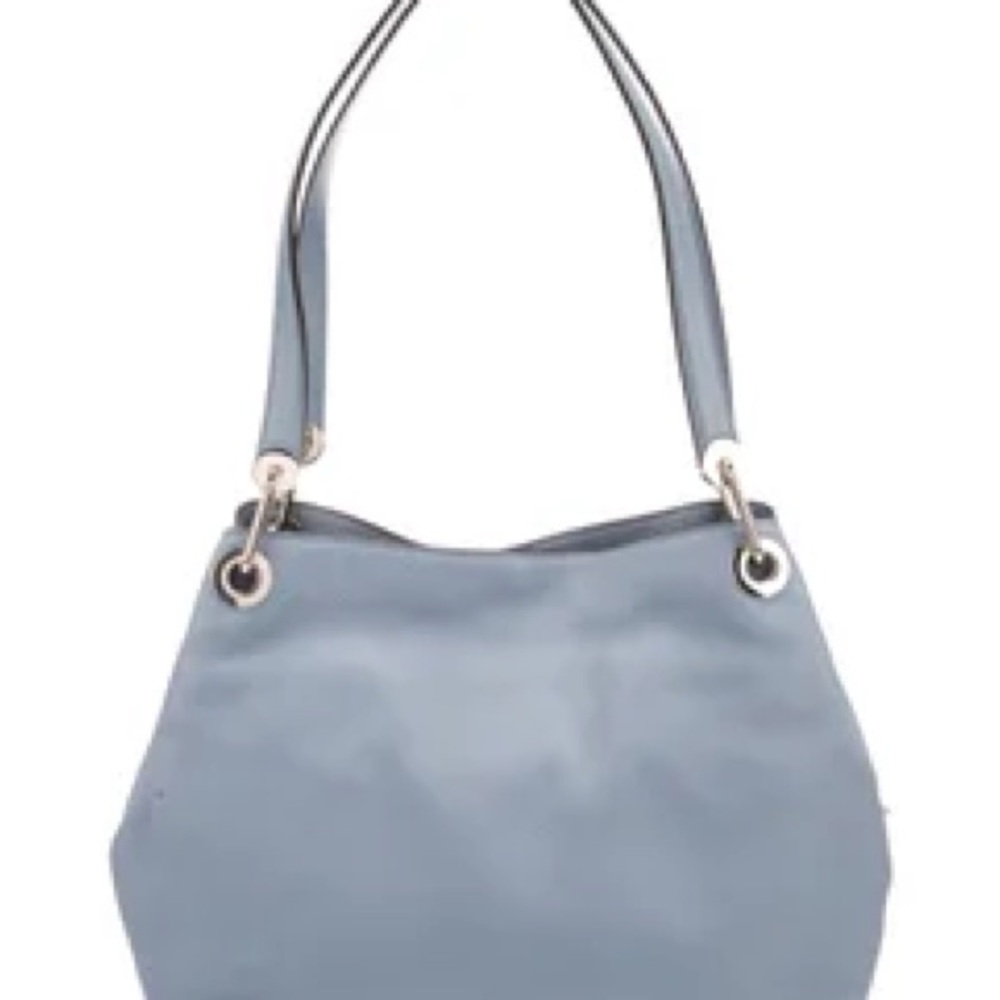 Michael Kors Light Blue Leather Shoulder Bag.
Has 3 sections for lots of storage - Picture 3 of 10